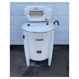 Vintage Speed Queen Wringer washer - Powers up