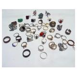 Lot of costume rings. Silver and gold tone