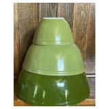 Pyrex nesting bowls. (3) pretty color.