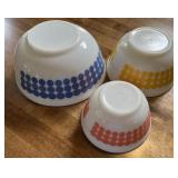 Pyrex polka dot nesting bowls (3)