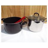 2 nice pasta pots and strainer. One pot with lid
