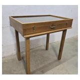 Showcase with folding base 37"25"37"