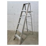 Aluminum step ladder