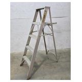 Aluminum step ladder