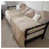 Daybed frame and bedding - Older mattress free
