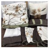 Bedding set - size full?, decor pillows, bed