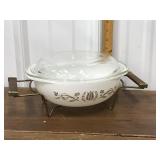 Pyrex casserole dish w/ lid & stand