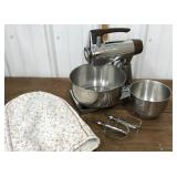 Sunbeam mixmaster- stand mixer w/ 2 mixing bowls