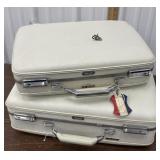 2 American Tourister travel cases with 1 key