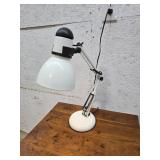 Articulated desk lamp