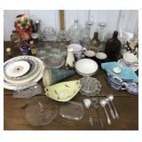 End of consignment goody box- plates, mugs,
