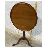 Queen Ann Tilt Top Stand
