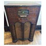Vintage Stromberg Carlson Cabinet Radio Powers Up