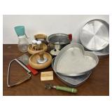 Flour sifter, baking pans, flour sifter, bread
