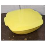Pyrex yellow bowl - lid has a edge nic