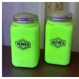 Glow glass Jadeite pepper and nutmeg