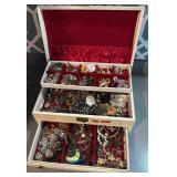 Vintage Jewelry box - full