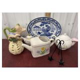 Rooster plater, tea pots pitchers, etcï¿½