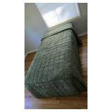 NICE Twin bed w/Tailored fit bedding