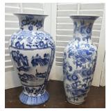 2 blue and white Chinese vases