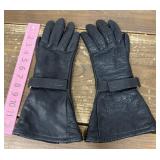 Vanson leather gauntlets- size M