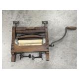 Wooden-frame clothes wringer