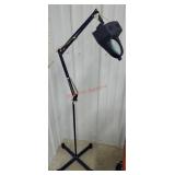 Magnifying floor lamp