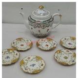 Beautiful teapot and 6 small Bavaria dishes