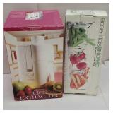 Juice extractor & divided dish in original boxes