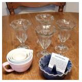 Grove lot - Apple Baker, set of measuring cups,