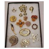 Tray of brooches, etc