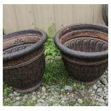 2 plastic flower pots