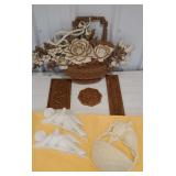 7 pcs retro plas-tique wall plaques including Oak