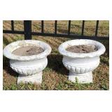 2 concrete flower pots