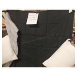 Blk/Grey reversable twin comforter w/Pillows