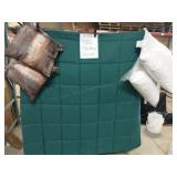 Med.green Comforter w/ pillows