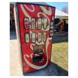 1 Coke / Royal Vendors Pop Machine Mdl. RVCC-660-8
