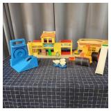 P2 6pc City playset, Vintage Toys steam roller, ca