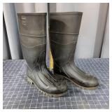 Servus muck boots size 9