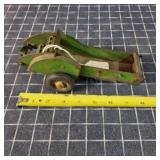 S2 John deere Tin toy manure spreader Vintage