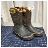 I2 Nice Muck boots Youth Size 4