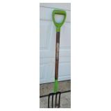 YD 4 Tine D Handle Potato Pitchfork