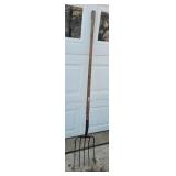YD 5 Tine Wood Handle Pitchfork