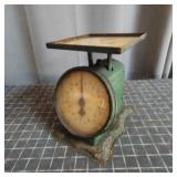 R2 - Antique Green Kitchen Scale 25 lb C Vintage m