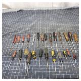 T2 - Lot of 25+ Assorted Screwdrivers - Large lot