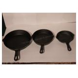 Set pf 3 cast iron skillets