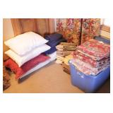 Mixed Linens & Pillows (full / queen size sheets)