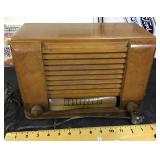 Vintage General Electric wooden AM radio