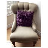 Button tufted side chair