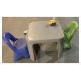 Toddler play table and 2 chairs